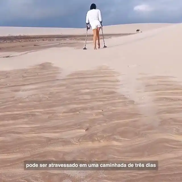 Cena do trailer do documentário 7 Elementos, sobre a travessia dos Lençóis Maranhenses, com audiodescrição.