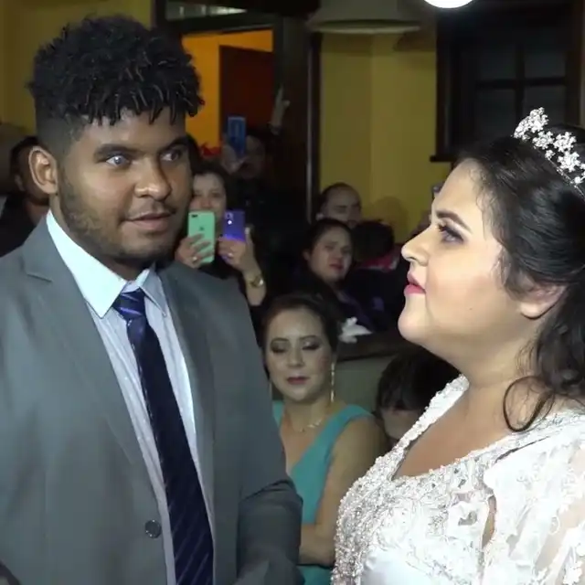 Cerimônia de casamento de Raíssa e Sidney com audiodescrição ao vivo para os noivos com deficiência visual.