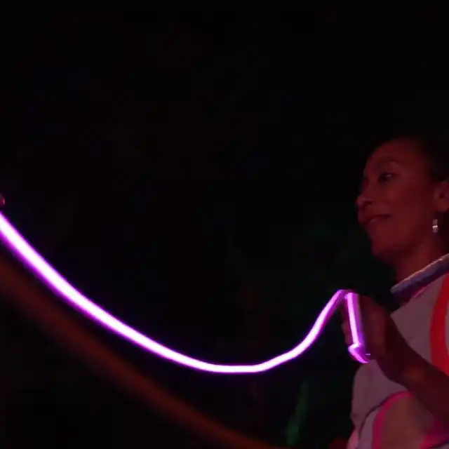 Trecho do clipe musical Caiçara Futurista com audiodescrição da Gangorra.