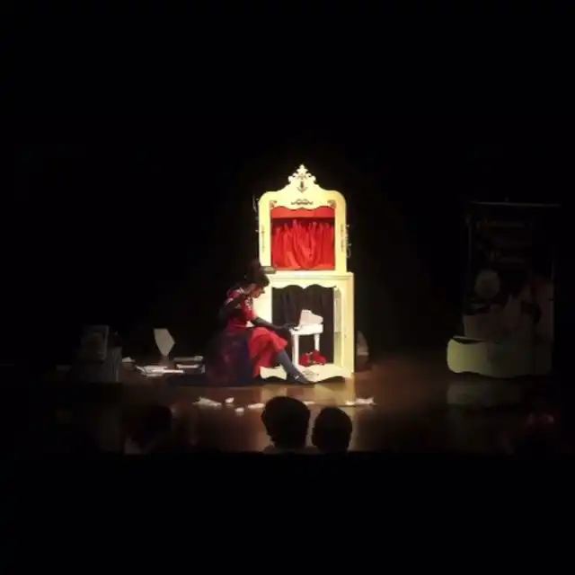 Cena do espetáculo de palhaçaria Desconcerto, que percorreu cidades do estado de São Paulo, com audiodescrição.