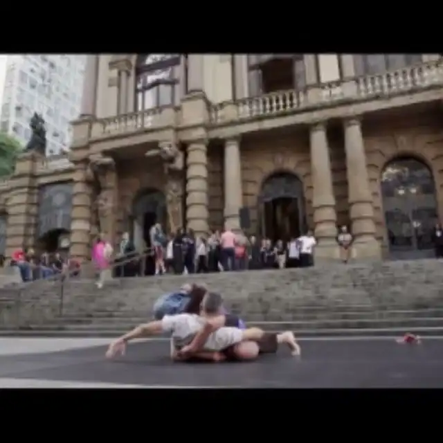 Trecho da performance de dança Duo para dois perdidos, apresentada no SESI Osasco e Mogi das Cruzes, com audiodescrição.
