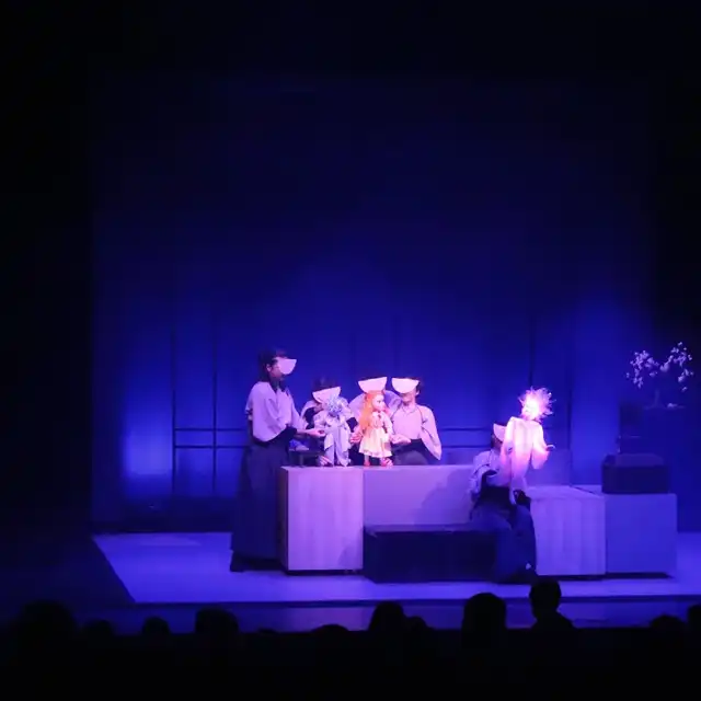Cena do espetáculo Pluft, o Fantasminha, apresentado no FITA — Festival Internacional de Teatro de Animação, em Florianópolis, 2023.