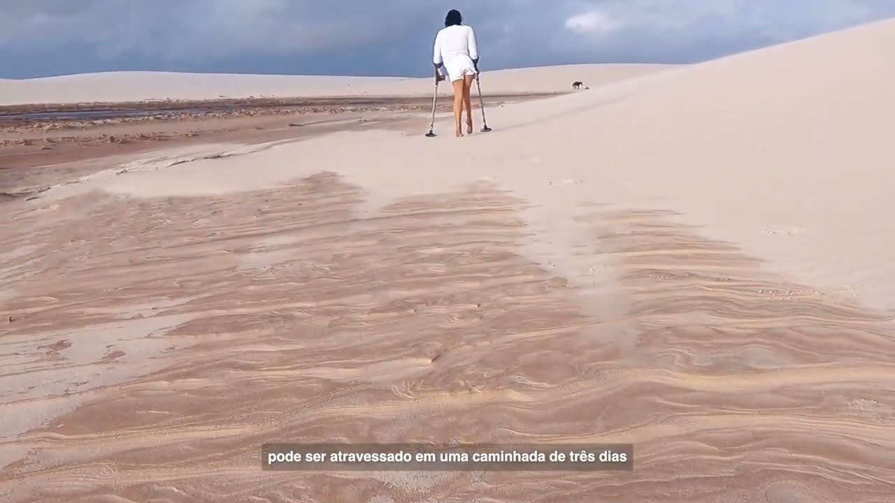 Cena do trailer do documentário 7 Elementos, sobre a travessia dos Lençóis Maranhenses, com audiodescrição.