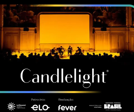 Imagem de divulgação dos concertos Candlelight, com músicos no palco iluminados por milhares de velas, patrocínio Elo, realização Fever e apoio do Ministério da Cultura e Governo Federal.