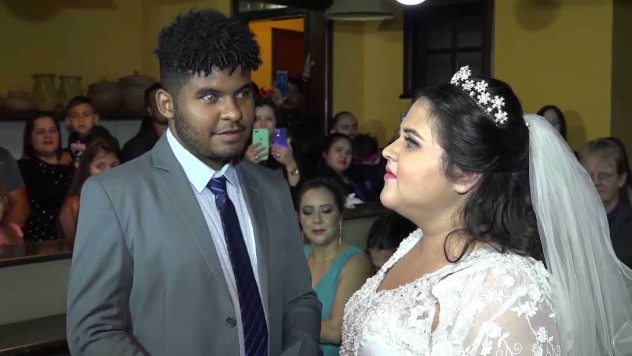 Cerimônia de casamento de Raíssa e Sidney com audiodescrição ao vivo para os noivos com deficiência visual.