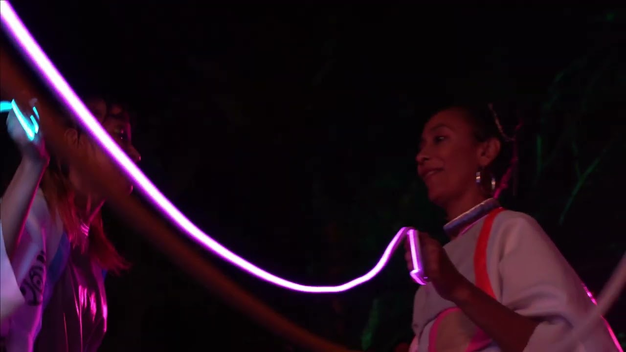 Trecho do clipe musical Caiçara Futurista com audiodescrição da Gangorra.