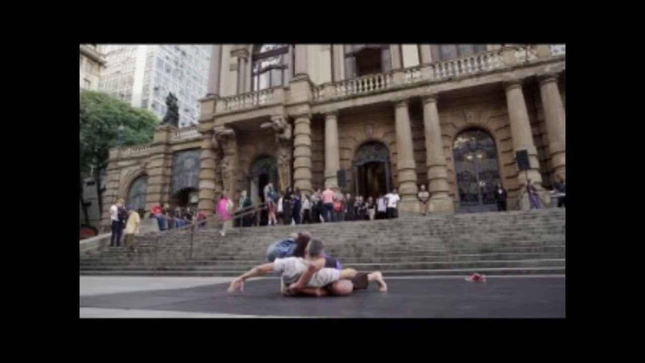 Trecho da performance de dança Duo para dois perdidos, apresentada no SESI Osasco e Mogi das Cruzes, com audiodescrição.