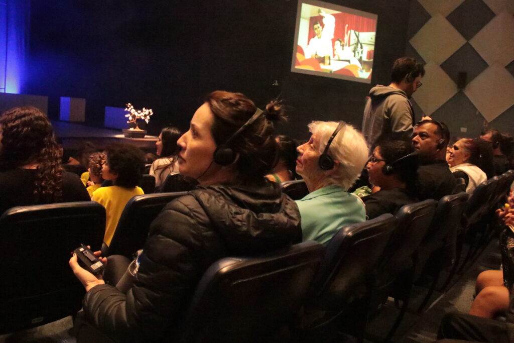 Usuários da AD na platéia de teatro.