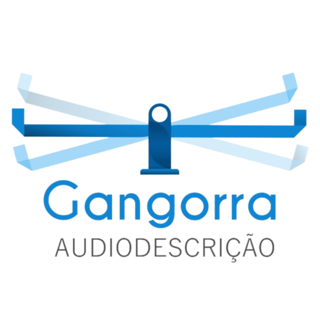 Logo retangular e em tons de azul mostram uma gangorra em movimento sobre um fundo transparente, que ganha diferentes cores conforme o contexto. A gangorra é formada por uma prancha azul escuro que está nivelada sobre uma base central. Duas outras pranchas, em tons mais claro de azul alternam para cima e para baixo, como se o efeito do movimento fosse formado por traços de luz entre as três pranchas alternadas. Em cada extremidade tem um encosto. Abaixo, no rodapé está escrito em duas linhas: Gangorra Audiodescrição