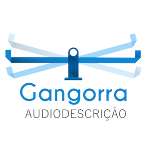 Logo retangular e em tons de azul mostram uma gangorra em movimento sobre um fundo transparente, que ganha diferentes cores conforme o contexto. A gangorra é formada por uma prancha azul escuro que está nivelada sobre uma base central. Duas outras pranchas, em tons mais claro de azul alternam para cima e para baixo, como se o efeito do movimento fosse formado por traços de luz entre as três pranchas alternadas. Em cada extremidade tem um encosto. Abaixo, no rodapé está escrito em duas linhas: Gangorra Audiodescrição