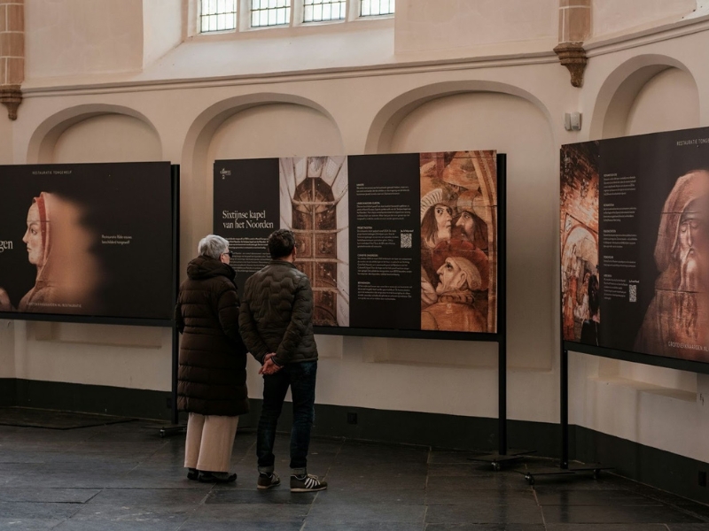 Audiodescrição em Exposições de Arte - Descubra a diferença essencial entre audiodescrição e autodescrição! Entenda como cada ferramenta promove a acessibilidade e a inclusão de pessoas com deficiência visual em filmes, eventos e redes sociais.